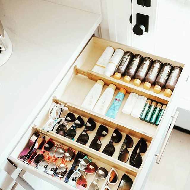These warm, sunny, long days are making us itch for summer. Who&rsquo;s with me?! 🙋🏼&zwj;♀️ This simple yet organized drawer has your essentials in one spot. 
#simpleorderco 📷 : @thehomesort
