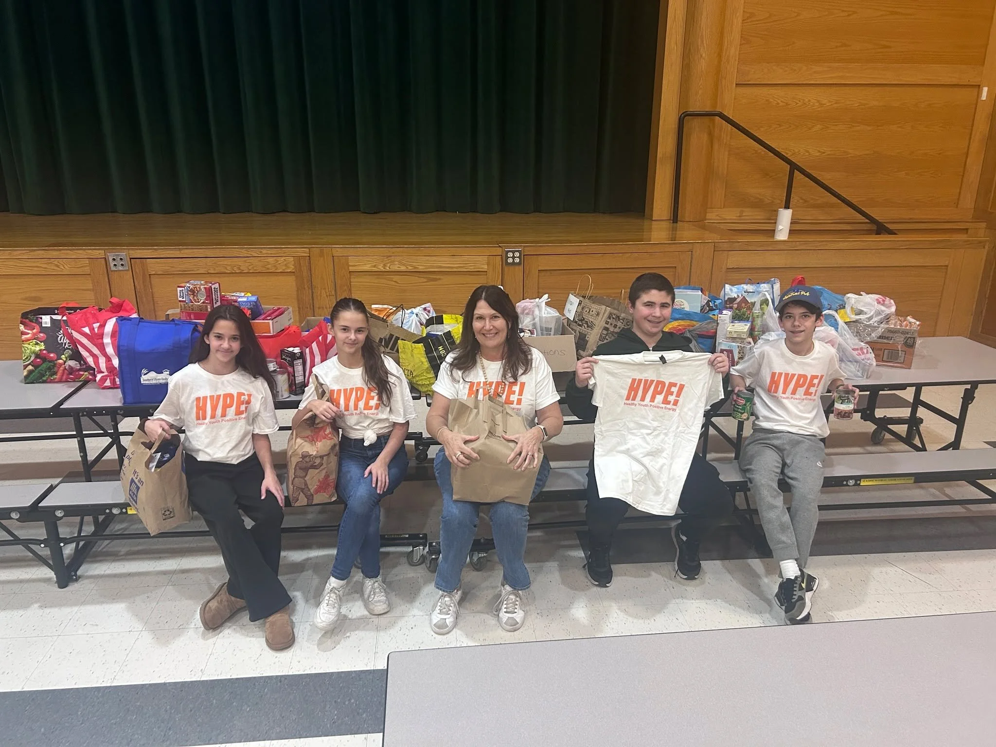 Our @dasd_dms HYPE students work together to give back to our community! 👏👏

A schoolwide food drive was organized by the DMS HYPE Club, led by French teacher Isabelle Breton-Miller, and the Lancers in Leadership program. Together, students and sta
