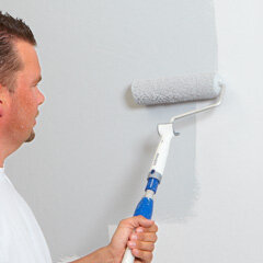 8) Paint the wall when the fabric has dried. Use an angled brush or a small radiator roller along ceiling, floor etc. Then apply the paint with a roller. Two coats of paint are normally enough.