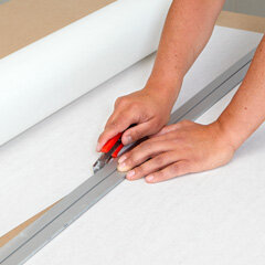 3) Cut the fabric in lengths. Measure the height of the wall +10 cm. For pattern matching allow extra fabric