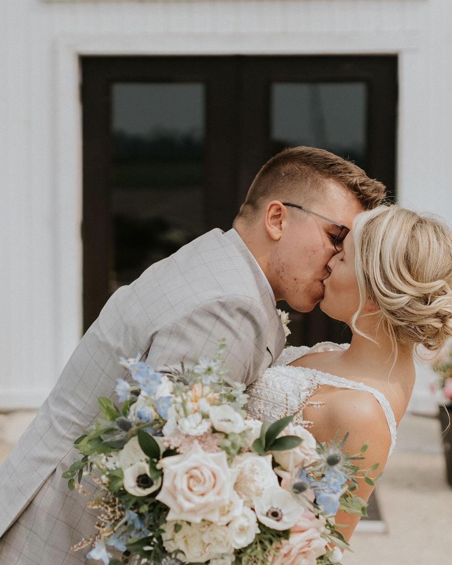 Just one little snatch of Midwest sunshine yesterday, and I&rsquo;m thinking of brighter days! This outdoor wedding was beyond lovely ☀️ 

It is very possible to have a muted yet colorful floral palette if that&rsquo;s your jam! Our job is to transla