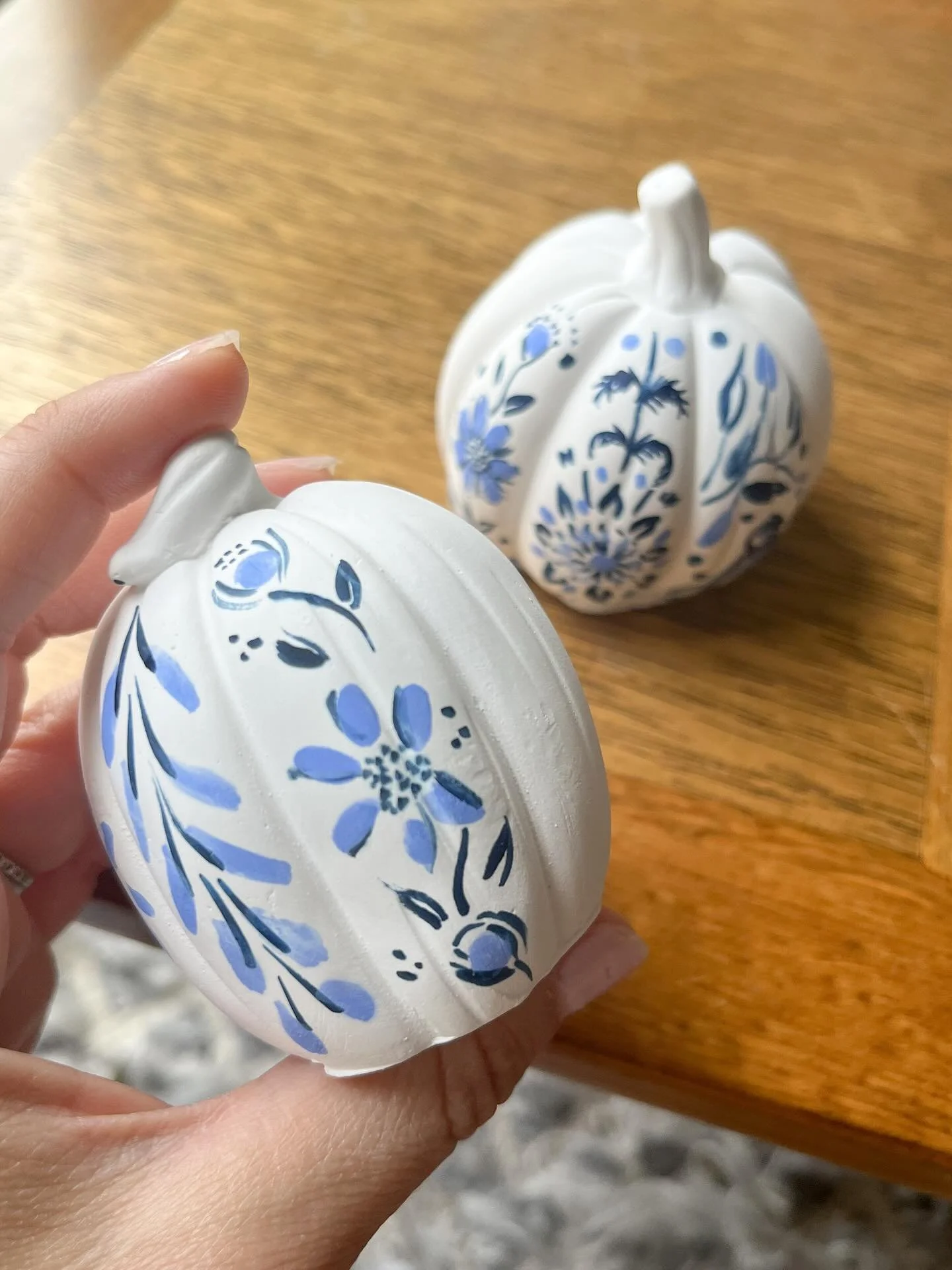 Kids are back in school and I&rsquo;m officially in fall mode with these hand painted ceramic pumpkins. Move along, summer.

#watercolorartist #handpaintedpumpkins #falldecor #paintedpumpkins