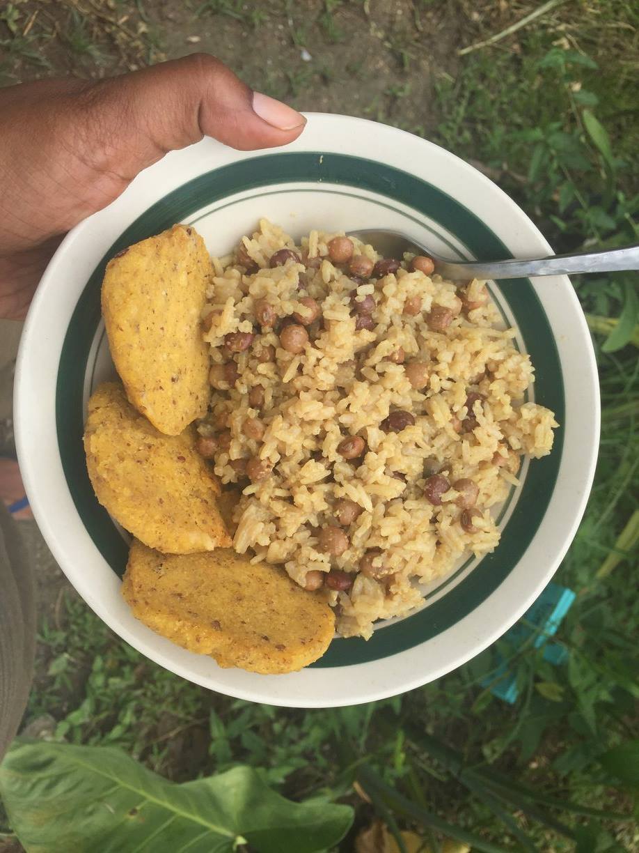 Arroz con Gandules y Coco y Arepitas de Maiz