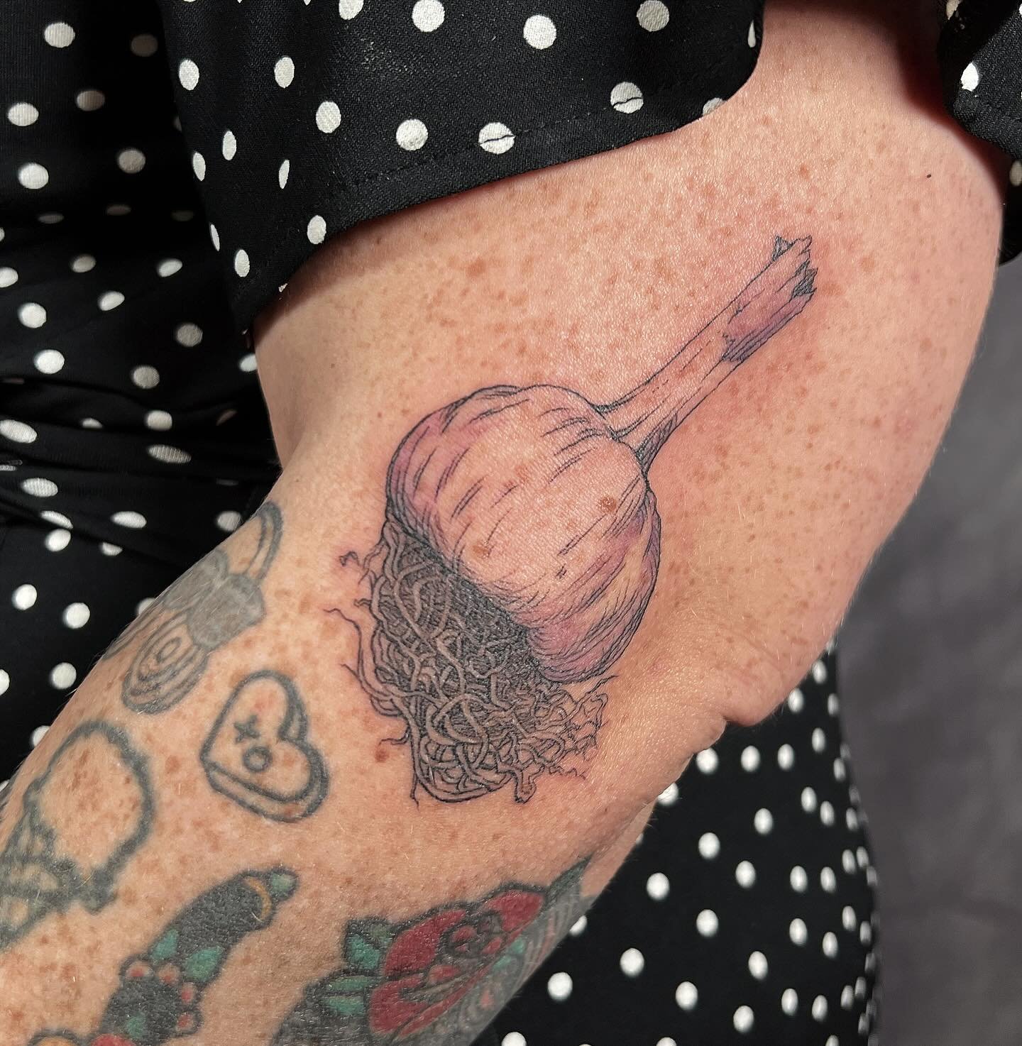 🧄 Some fine garlic for a fine friend, the one and only @_embrulee 🧄 books open for the remainder of '24! Link in bio 🧄