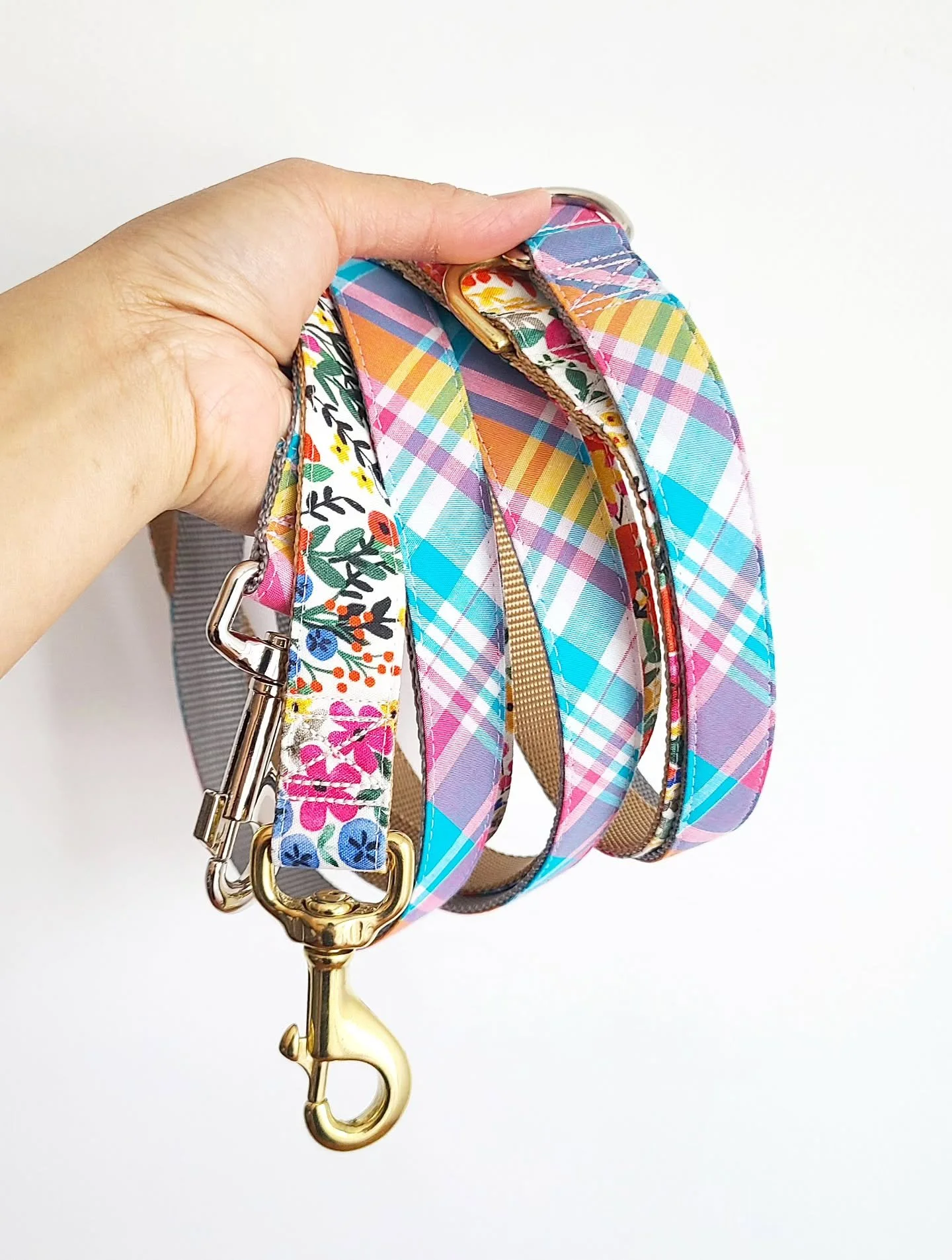 Where would this summer take you?

Wherever you go, go out in style! 🐕

We just added these leashes to our website, the Malibu plaid and Wildflower floral. These prints are so fun that they will make you want to take your pup out all the time. 

To 