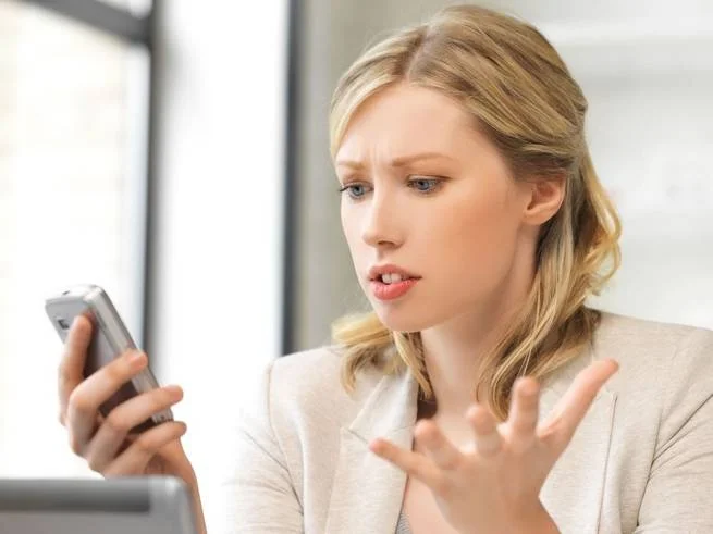 woman-with-phone-no-signal.jpg