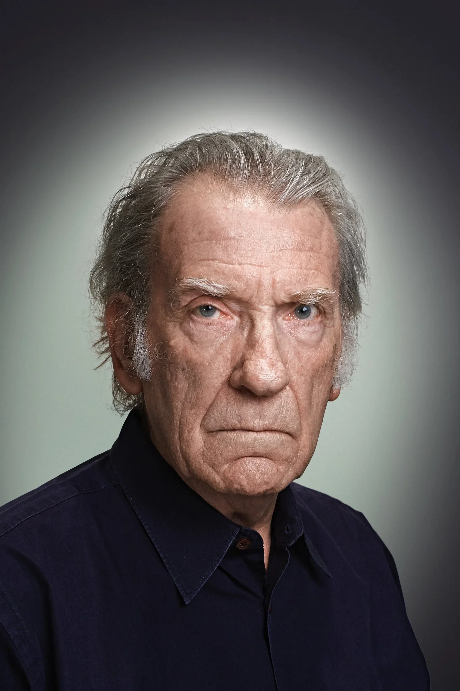  David Warner, one of Britain’s most distinguished actors, was celebrated on both sides of the Atlantic for his extraordinary range — from romantic leads to sinister and psychologically complex characters. His filmography spans iconic works such as  