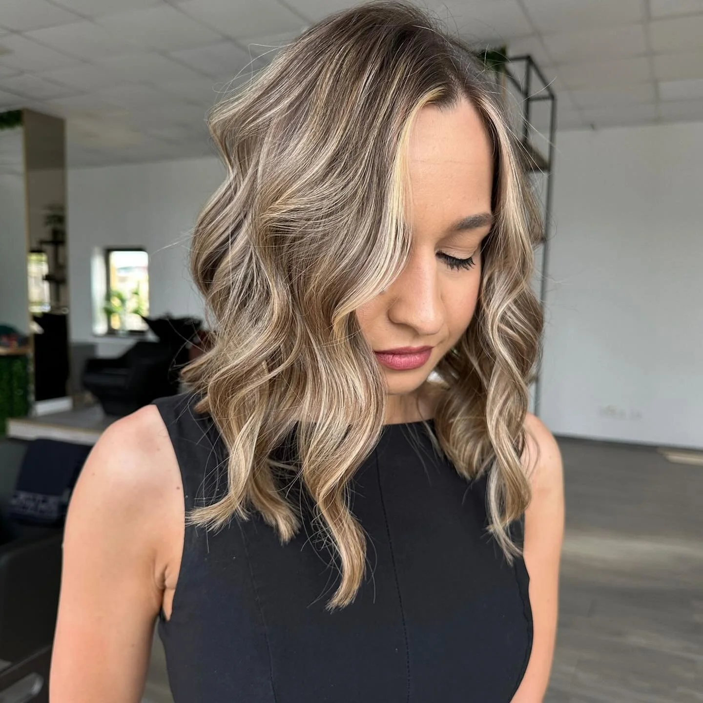 Rocking that beige blonde lived in hair look.🌟
Embracing effortless style and natural vibes!

Cut and color by @alex_contemporan. Thankful for sustainable color and products that reinstate our mission at Contemporan. If there&rsquo;s one thing that 