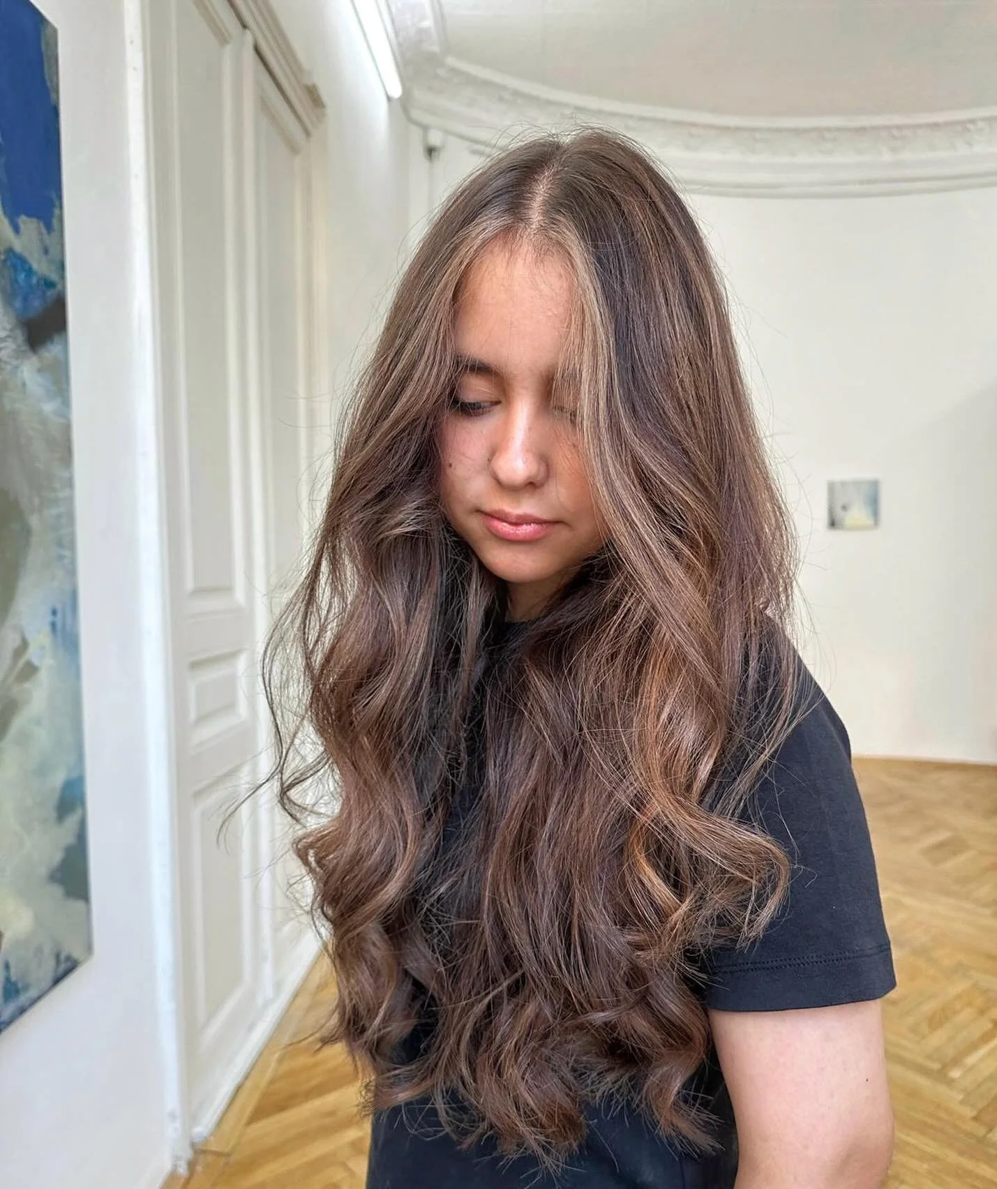 This soft blend of creamy caramel highlights on a rich brunette base? Obsessed.
This transformation is all about soft caramel tones, healthy shine, and bouncy waves that speak volume. 
Our artists Alex @alex_contemporan and Laurentiu @laurentiulepa m