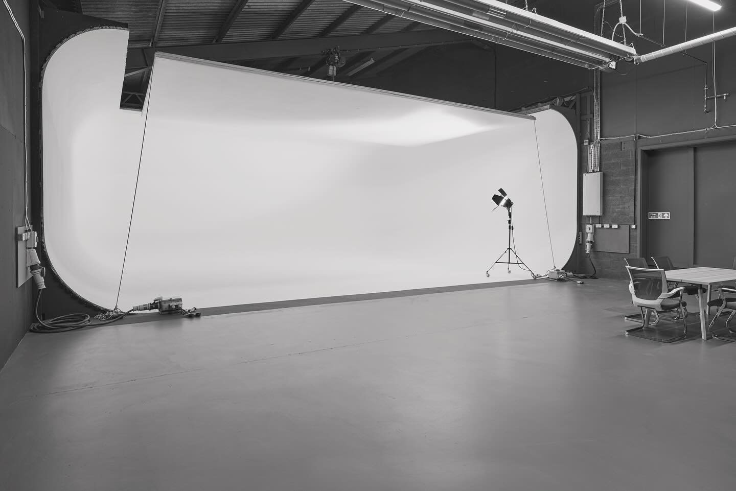 Introducing studio 3&rsquo;s new wraparound cove for 2024.
Upgraded and ready for all your new projects

For any enquiries find contact info on website link in bio 

#infintycove #film #filmphotography #photography #stills #whiteroom #whitewalls #cov