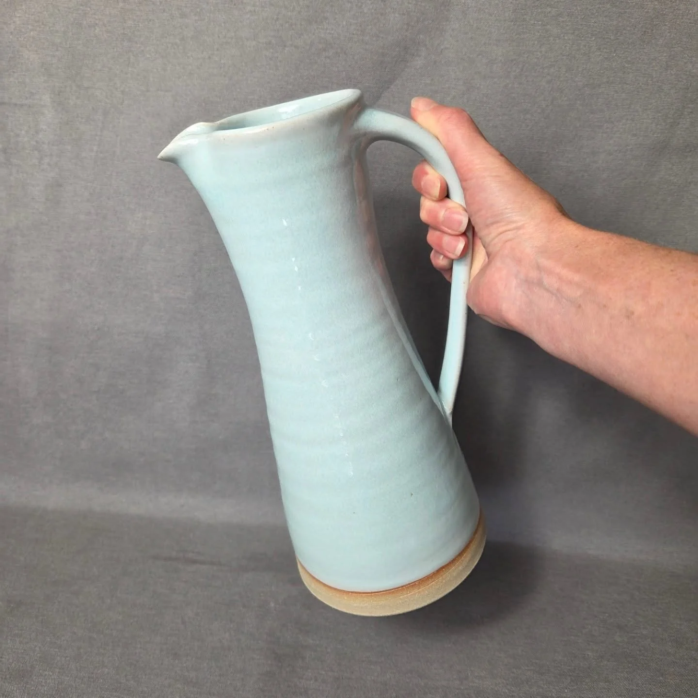 I set up a little corner in my studio for photography, trying out different backgrounds this week. I prefer to take photos outside in the natural like (when its not raining 😄). 

#potterylife #potsforhome #pots #potteryshop #pottery #studiopots #stu