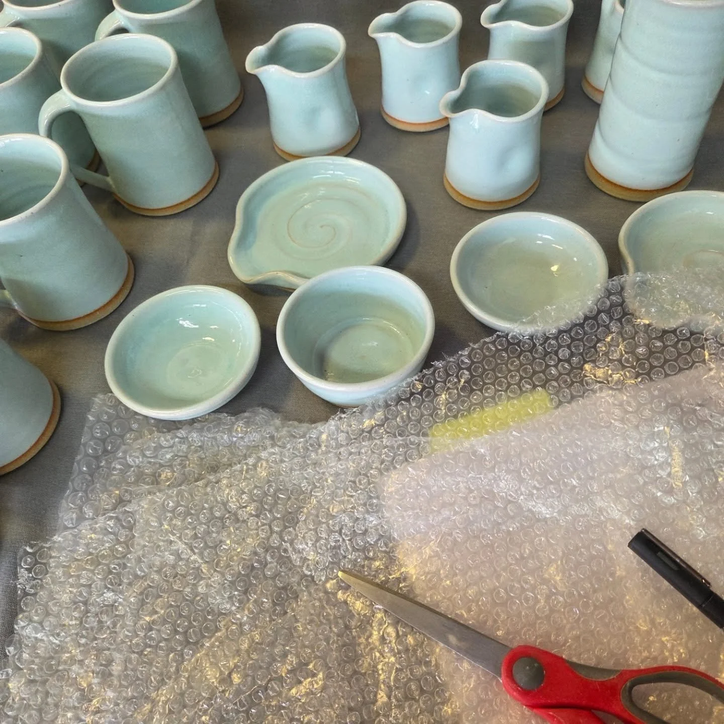 Some packing this morning before i get on the wheel again. Thank you to everyone who has purchased pots from my website recently. I will be updating the site soon with more stock but there are some pieces still availabe. Link to website in my bio 😁 