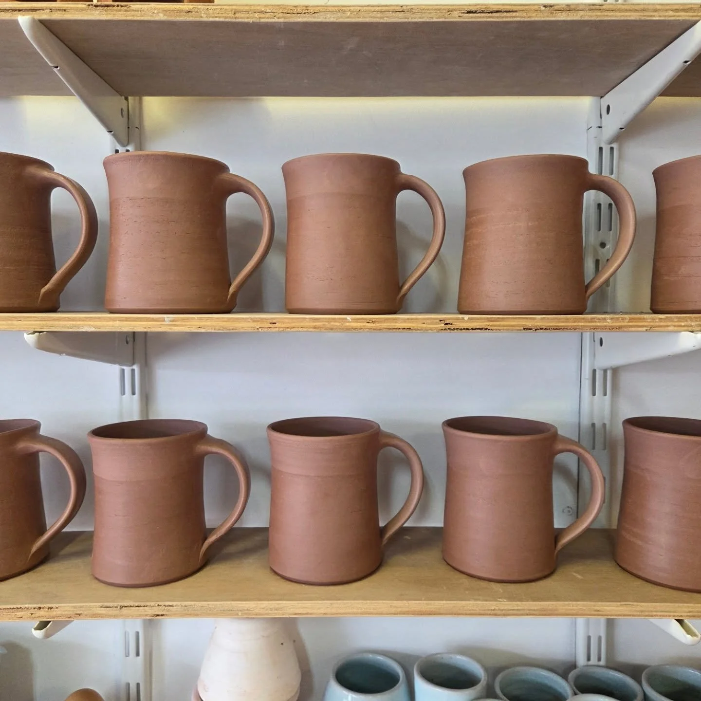 Making mugs in the studio this week 🙂

#mugs
#mug #madebyhand #madeincornwall #makers #handmadeuk #handcrafted #handmadegifts #handmadepottery #handmade #handmadeincornwall #cuppa #craft #clay #ceramics #cornwallmakers #calmingcolours #livelifebeaut