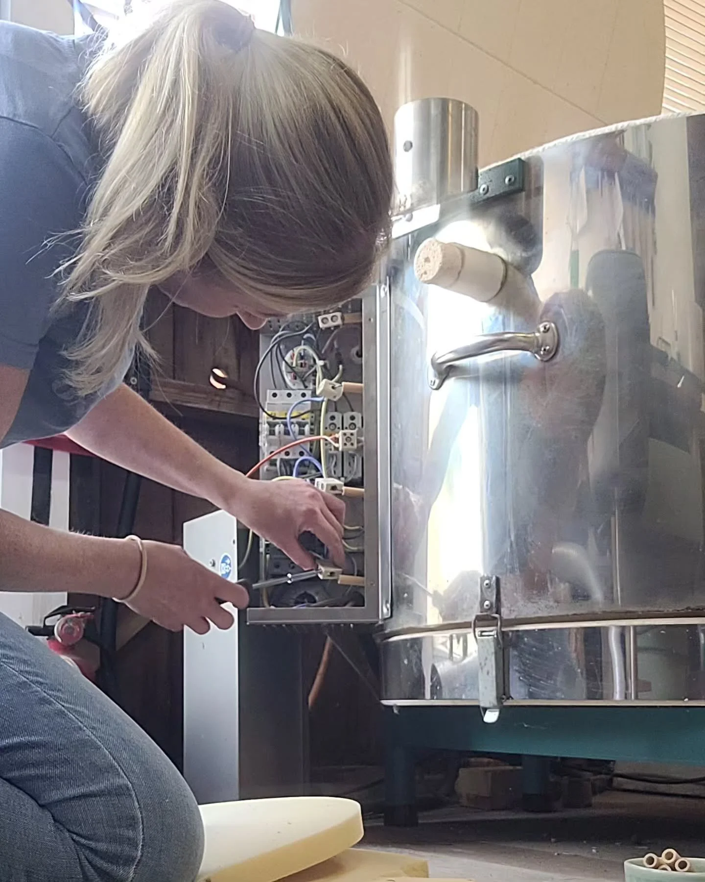 There comes a time in a kilns life when the elements need replacing, and yes, I did it myself 😁 thank you @jacquelineclarkceramics for your help/ advice with this 😊 

#kiln #potterykiln #potterylife #potsforhome #kilnfiring #making #makers #madebyh