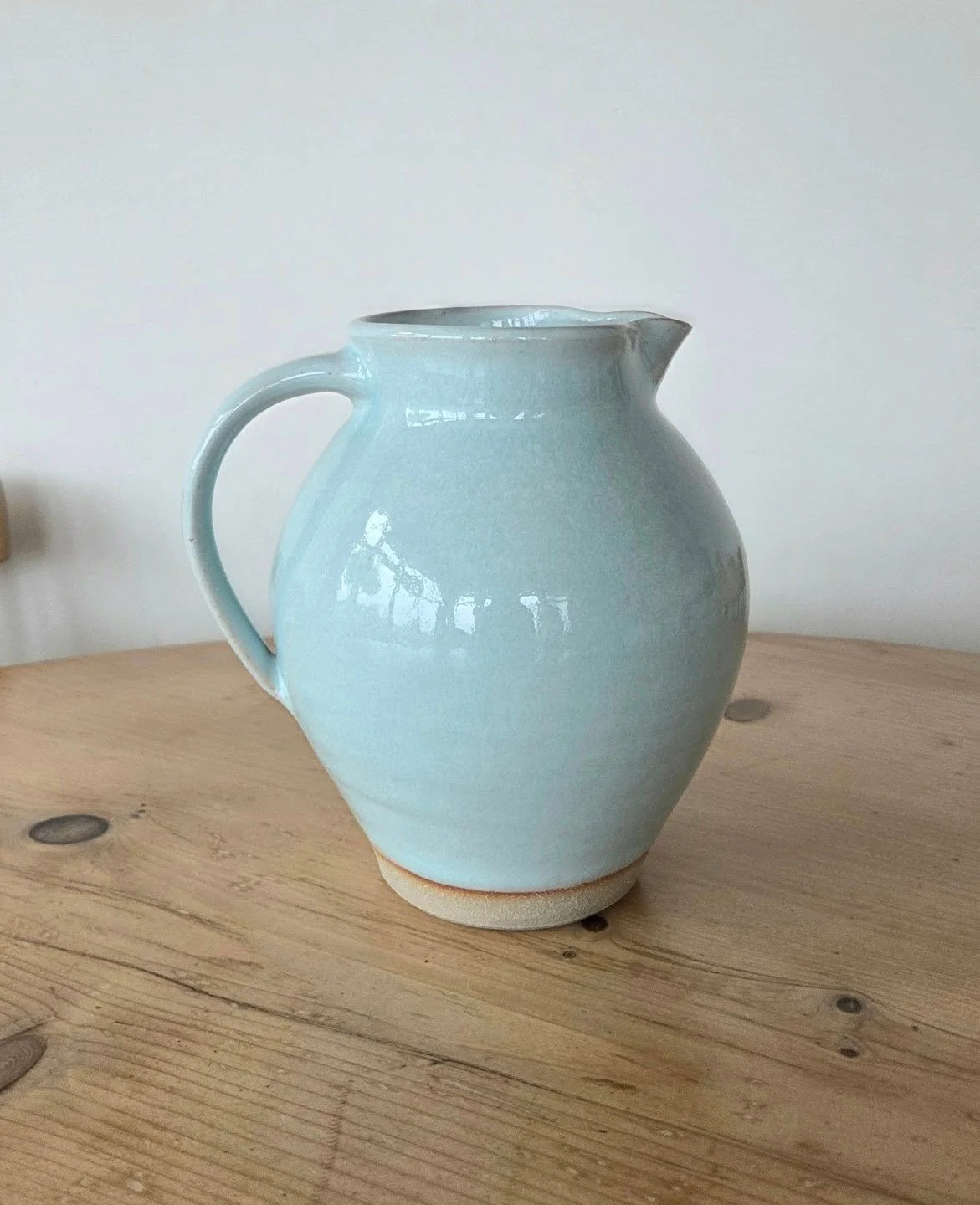 Bulbous jug. 

I will be making more of these, I like the form.

#handcrafted #smallbusiness #pottery #potsforsale #madebyhand