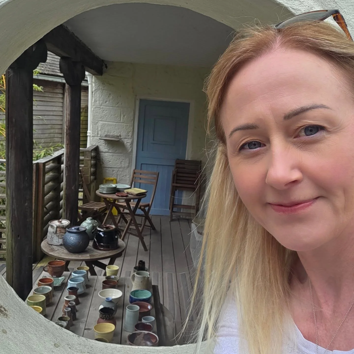 My visit to @theleachpottery yesterday to re-stock.
Couldn't resist a selfie at the round window 😄

#leachpottery #handmadepots #ceramicsforsale #shoplocal #pottery
