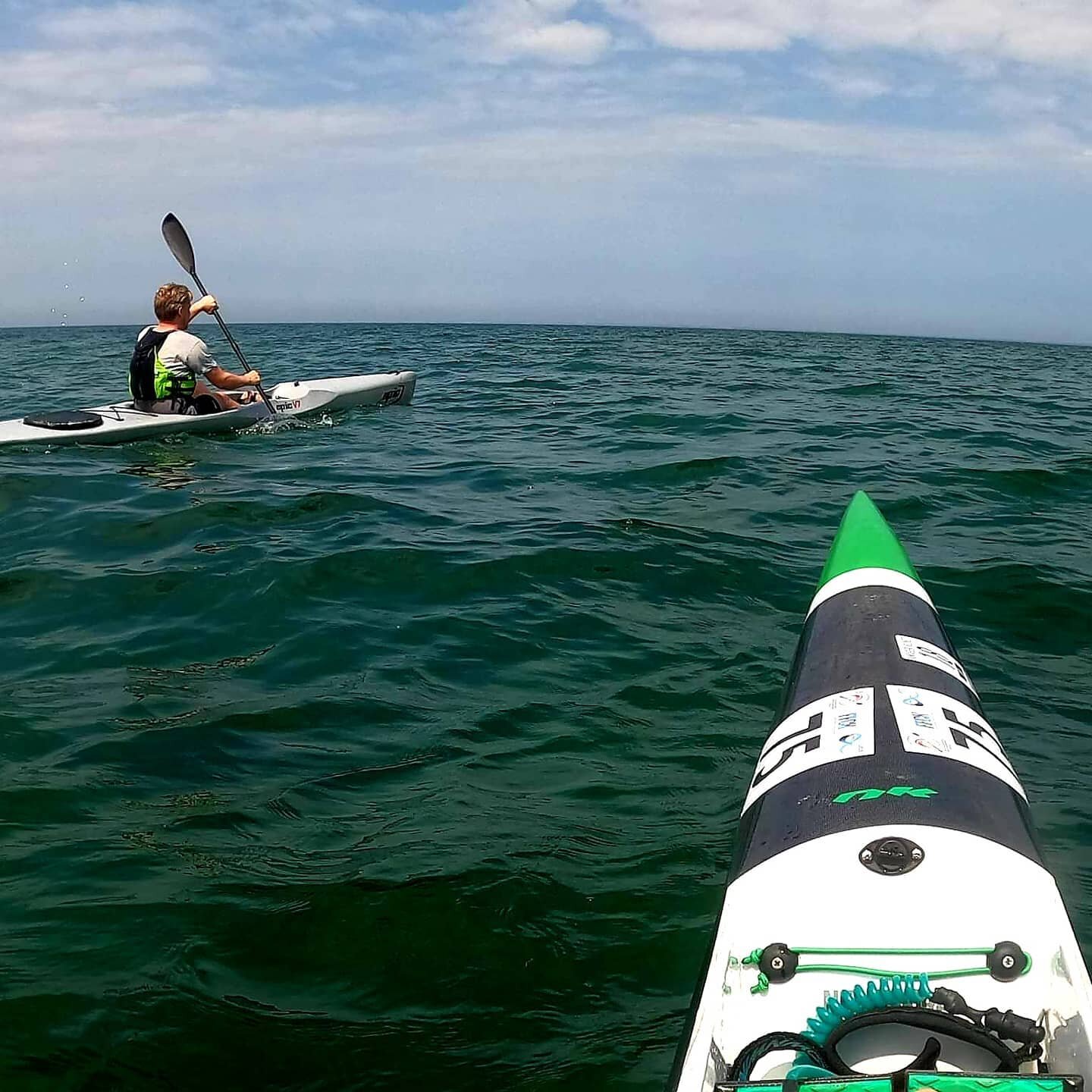 Private lesson 🥂🌊🍹.
This man was lucky to get a surfski as a gift. He thought he was going to get a sea kayak, but the shop convinced him a surfski was better 🤩. Today was his second time paddling and my job was to get him ready (in a four hour c