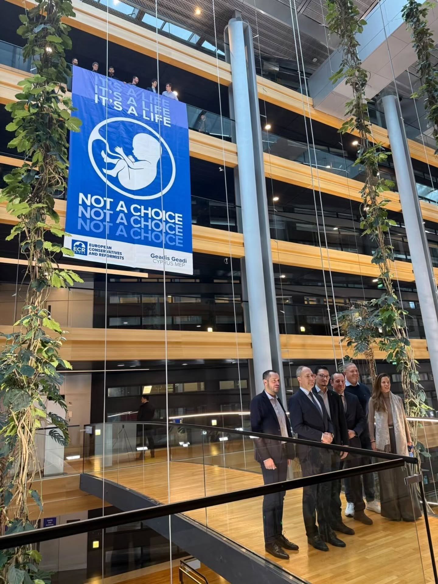 Miksi perusoikeuksien puolesta pit&auml;&auml; vaan jatkaa taistelua joka p&auml;iv&auml;? 

Mm. koska t&auml;lt&auml; n&auml;ytti t&auml;n&auml;&auml;n Euroopan parlamentin t&auml;ysistuntosalin edess&auml;&hellip;