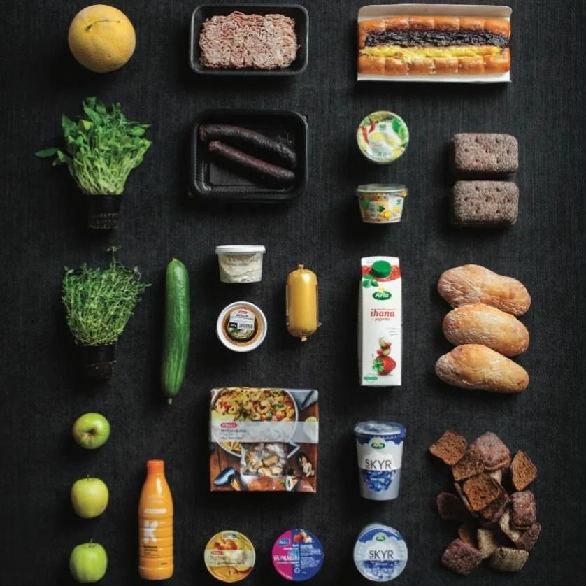 &rdquo;Se oli t&auml;ysin &auml;&auml;net&ouml;n jono, pitk&auml;ksi venynytt&auml; hiljaisuutta tavaratalojen v&auml;liss&auml;.&rdquo; (Korhonen 2013.)

Riku Korhosen novelli Leip&auml;jono kuvaa er&auml;it&auml; kohtaamisia ja kokemuksia suomalais