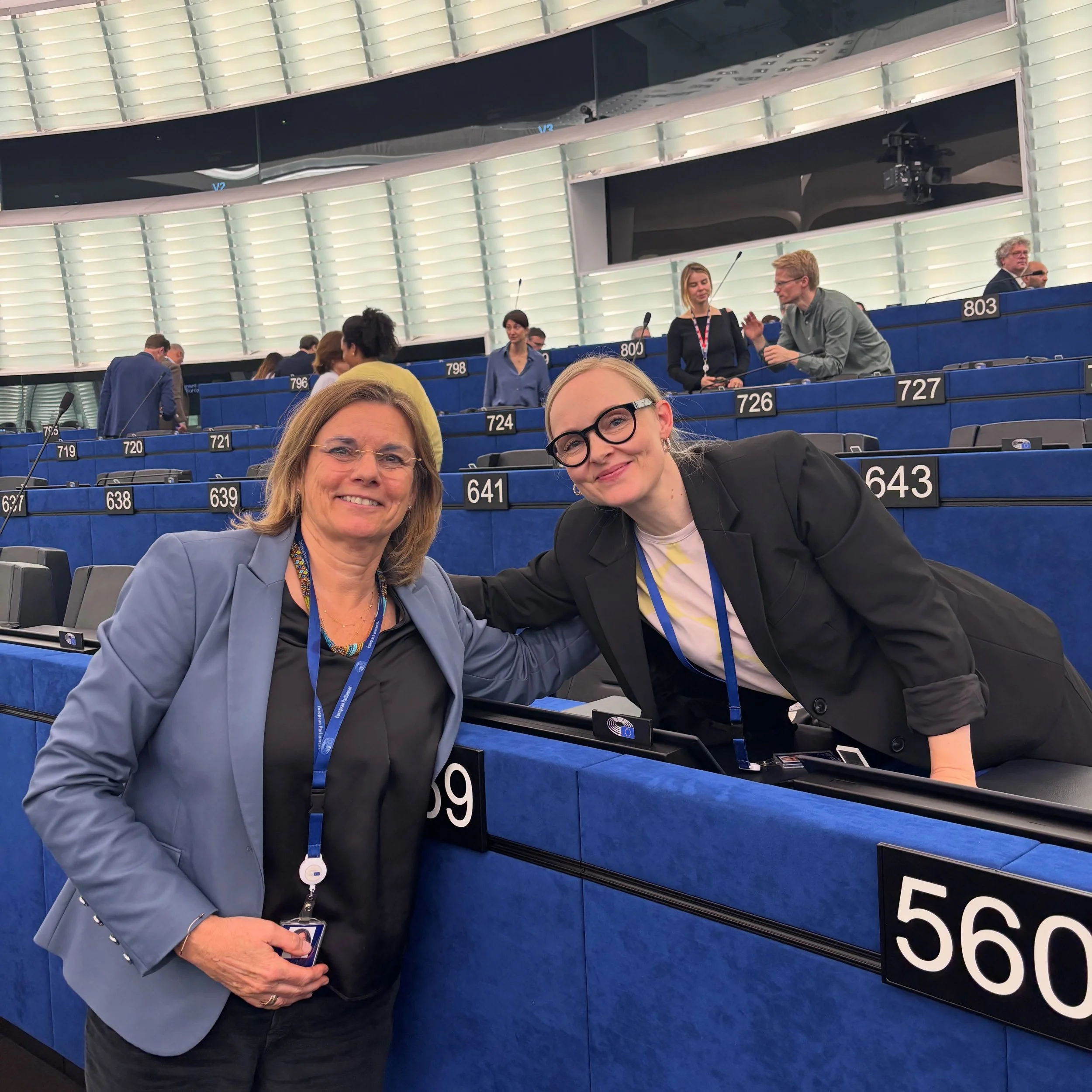 💪🌊 Voitto luonnonsuojelulle ja -suojelijoille! Hyv&auml;ksyimme juuri historiallisen It&auml;meri-mietinn&ouml;n, jossa vaaditaan vahvempia toimia meriluonnon ja kalakantojen pelastamiseksi. Mietinn&ouml;n valmistelua johti vihreiden ruotsalainen M