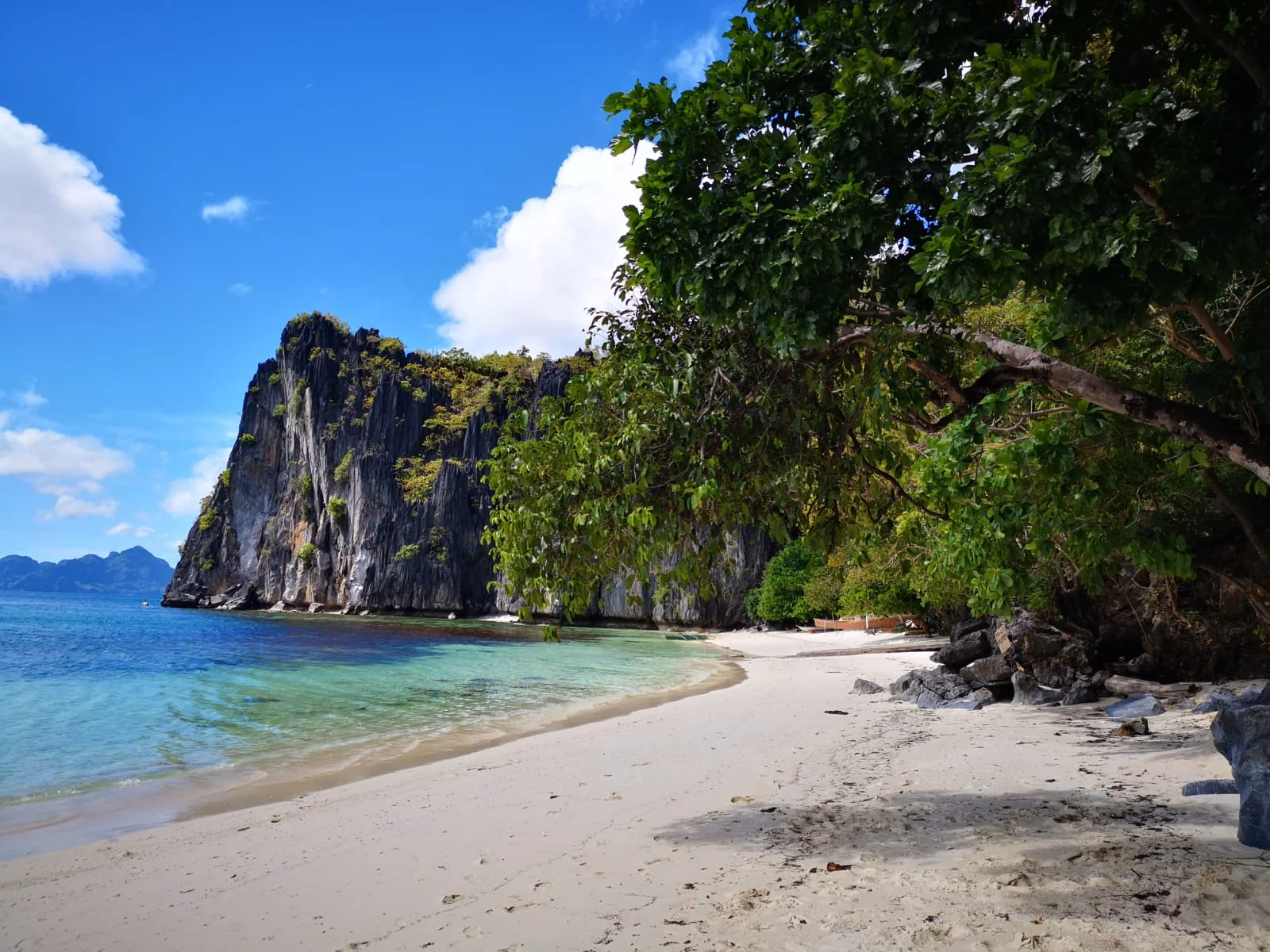 travel-blog-blogger-redhead-round-the-world-el-nido-philippines-beach-lapus.jpg