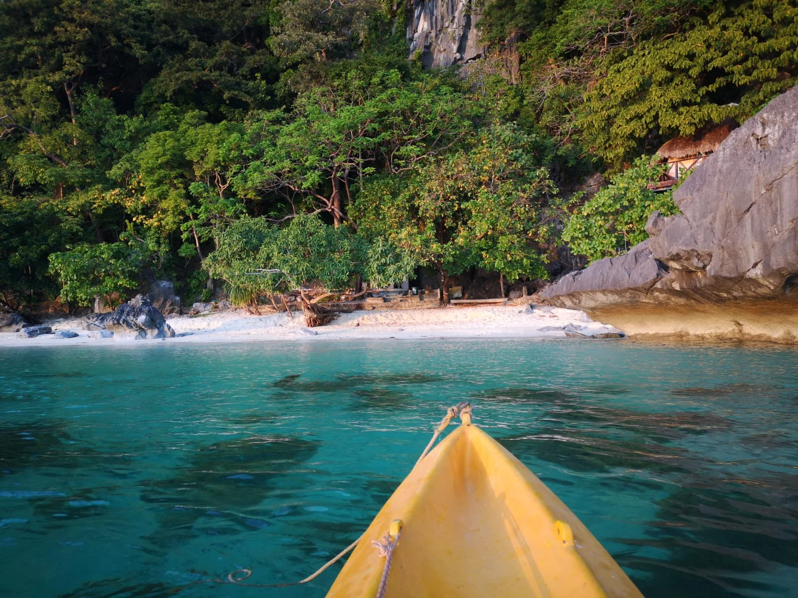 travel-blog-blogger-redhead-round-the-world-kayak-el-nido-lapus-beach.jpg