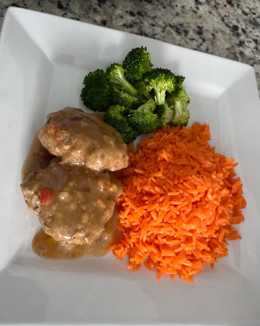 Here&rsquo;s a free one ladies&hellip;
1️⃣ Feed ya man.
2️⃣ When you do, plate it with care.

It may just be me, but you can tell the love that&rsquo;s put in by how it tastes and how it looks on the plate. I mean, it says so many things: I got you. 