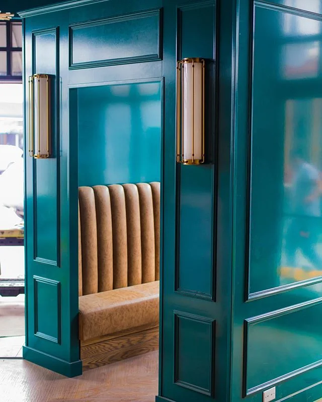 Snug LIFE 😎☘️🌴
#comingsoon #newportbeach #lido #restaurantdesign #snug #snuglife #irishsnug #casualfinedining #soexcited #lighting #glossypaint #friends #grandopening #highgloss #interiordesign 📸 @kfierrophotographs