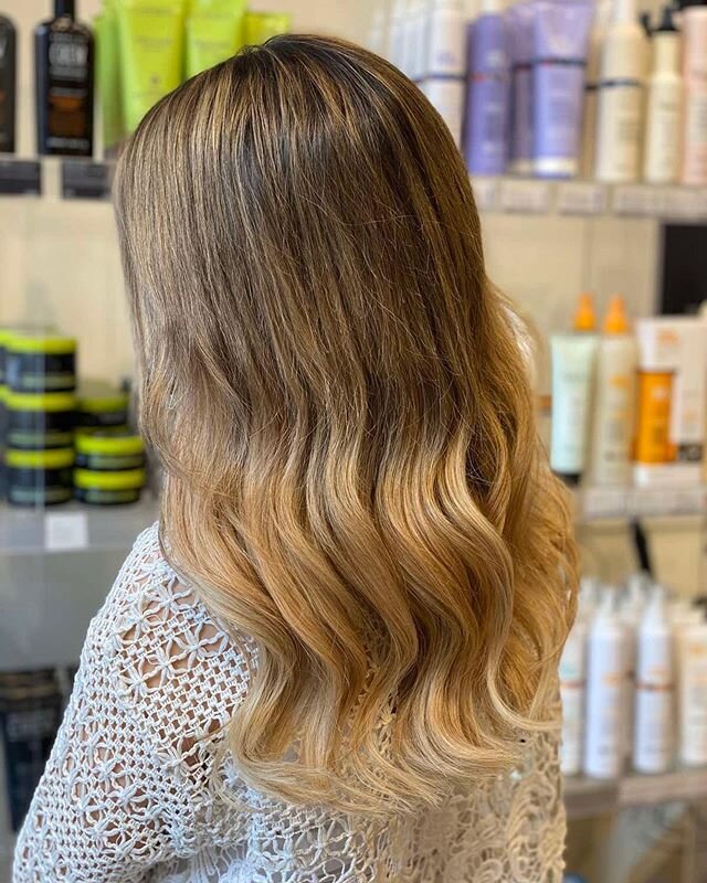 Naturligt snyggt och l&auml;ngre h&aring;r med @hairtalkextensions  och f&auml;rg fr&aring;n @goldwellnordic 🌸#hairtalk #fris&ouml;rmalm&ouml; #h&aring;rgruppenmalm&ouml; #hairtalkextensions #goldwellcolor