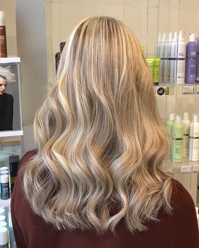 En lite mjukare solkysst blond ☀️ swipe f&ouml;r f&ouml;rebild ⏩ #goldblonde #goldwellcolor #highlights #lowlights #matrixcolorsync