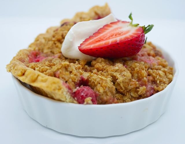 Good morning all. So we have started a debate here @mamablanchenashville. Can you eat strawberry rhubarb pie for breakfast? It is fruit and oatmeal. We say yes. What do you say? #campchampagne #brunchme #nashvilleeats