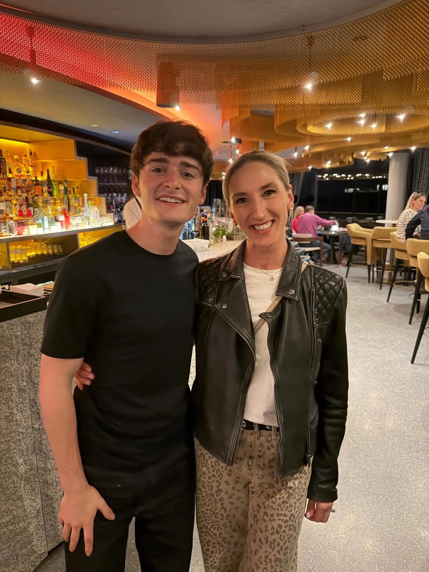 There are stranger things than dying at a quiche breakfast... Like 5 Lesbians Eating a Quiche cast member @sineadskate running into @noahschnapp at a bar in Edinburgh! #edfringe #5LQFringe #EdFringe26 #theatre #mixitup