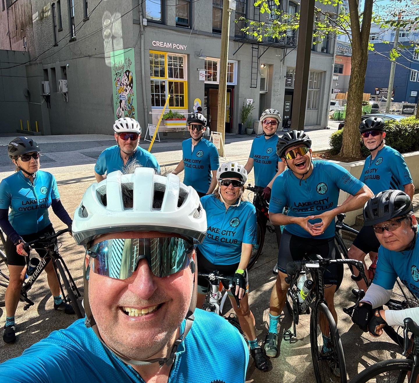 🚴&zwj;♀️🚴🚴&zwj;♂️ We&rsquo;re wrapping up the B.C. Day long weekend feeling grateful for group rides, good company and sunshine! 

And special thanks to members James and Kim for hosting an after ride social + bike maintenance workshop 🙌🏼

#Burn