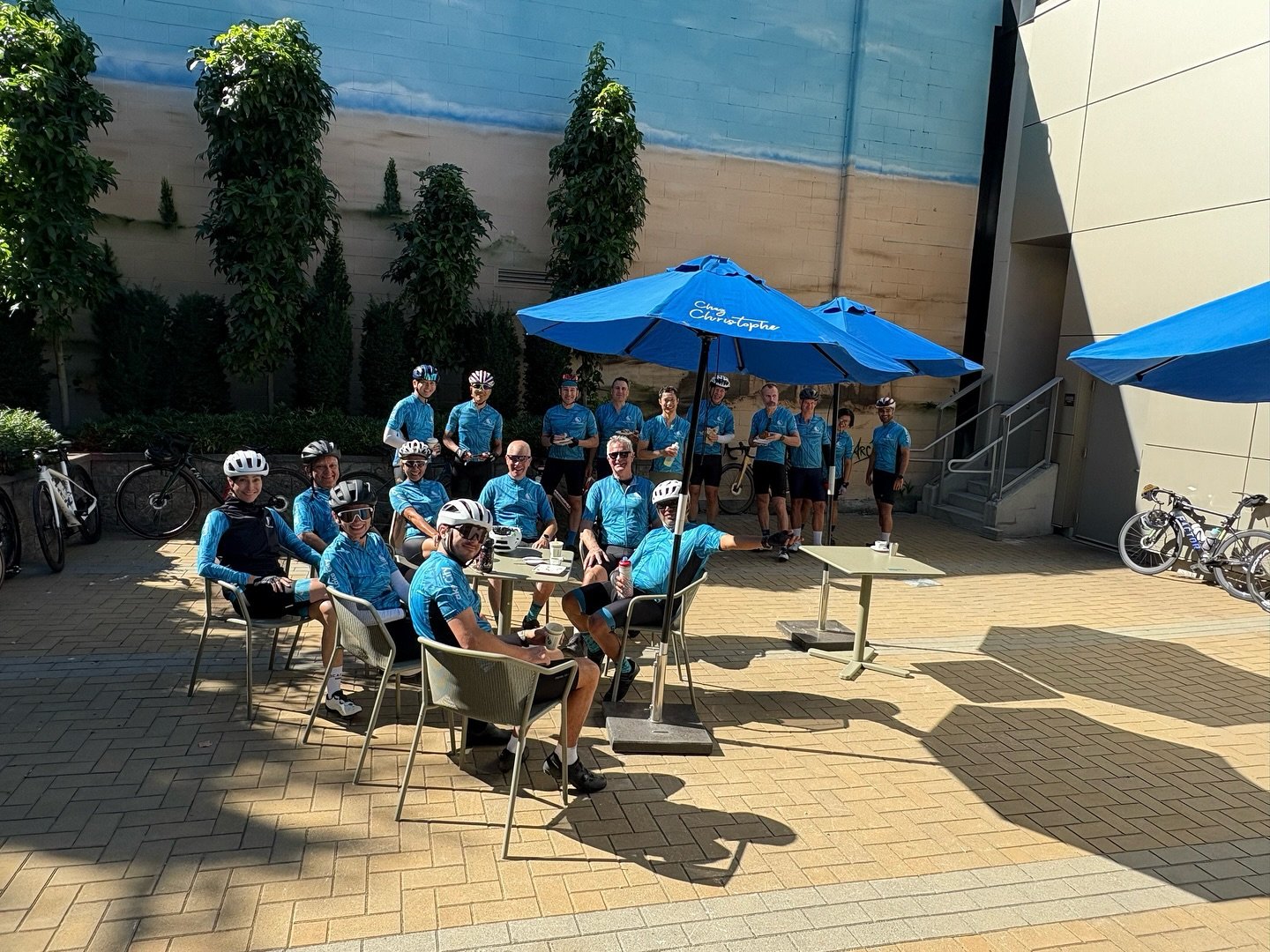 The ride out to @chezchristophe in White Rock is always a crowd favorite 🚴🏽&zwj;♂️🚴🏻&zwj;♀️🚴

#bikelifestyle #cyclist #BikeRide #CyclingAdventures #SunshineAndBikes #OutdoorVibes #CyclingLife #WeekendRide #lakecity #groupride #chezchristophe #wh