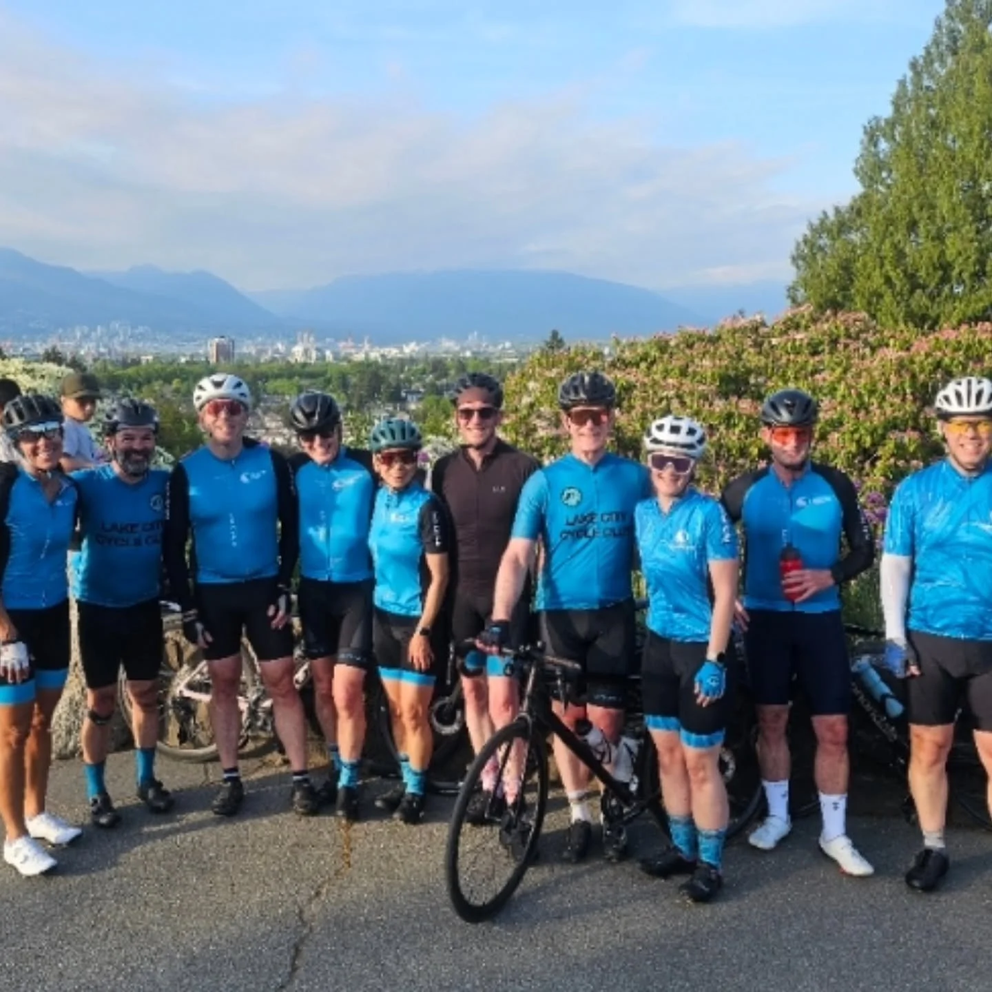 Applauding this fantastic group! First Thursday social ride of the season. A beauty evening for it! 🙌🚲