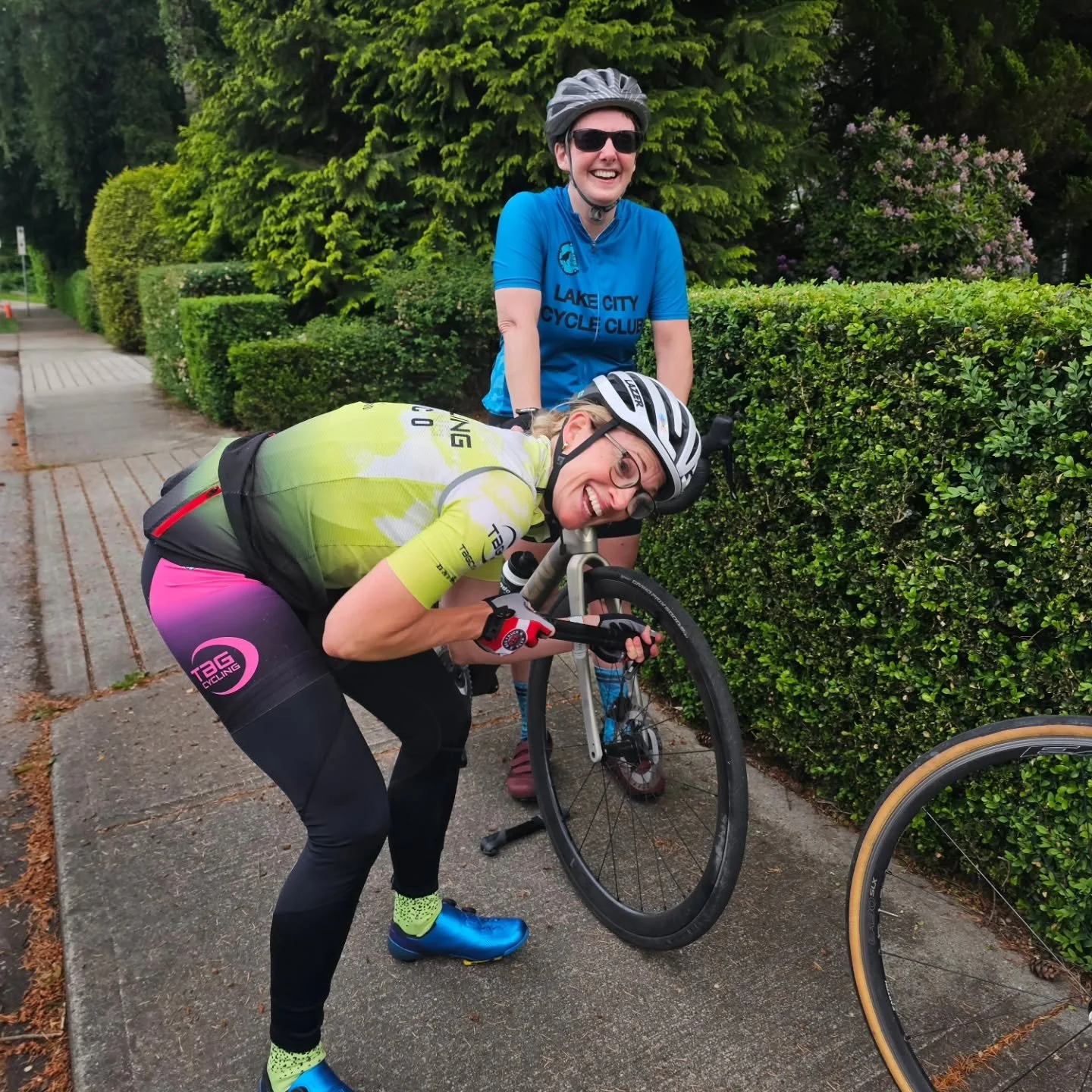 How awesome are our coaches?! Pumping up those tires, keeping our team rolling! 🚲💪