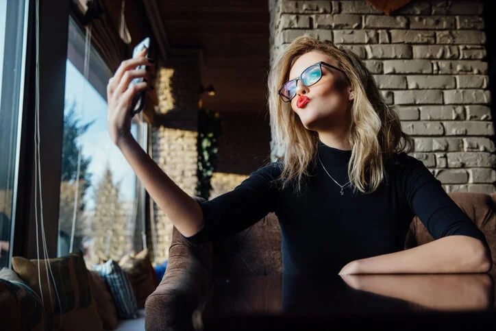 Which therapists are most likely to violate professional boundaries?