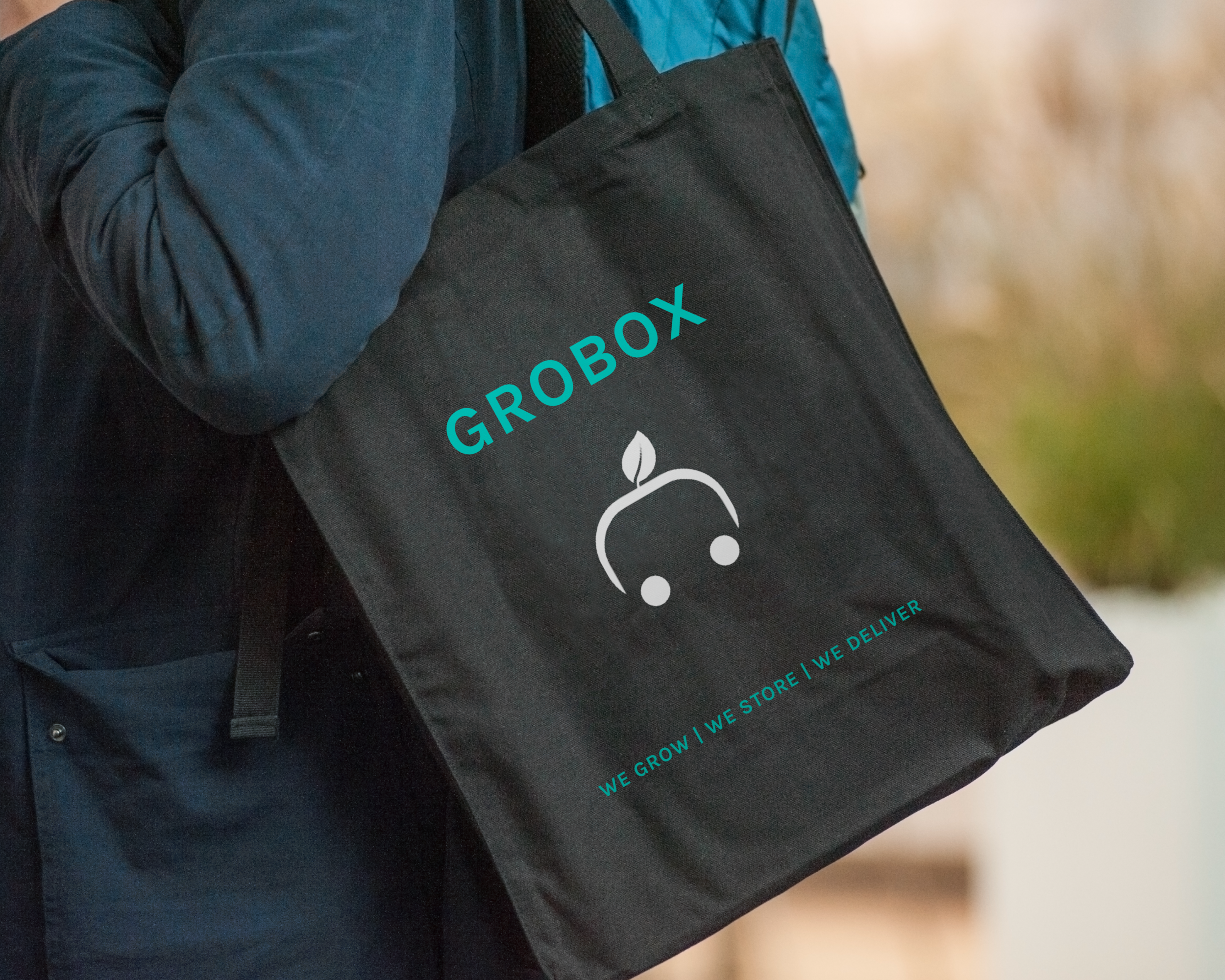 BRANDING BAG HOLDING HAND 1.png