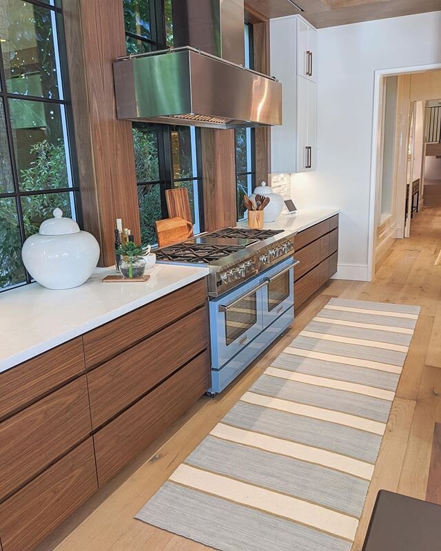 It&rsquo;s hard to have a &ldquo;favorite&rdquo; style when every style is beautiful in its own way!
.
Loving this stunning kitchen! 😍
.