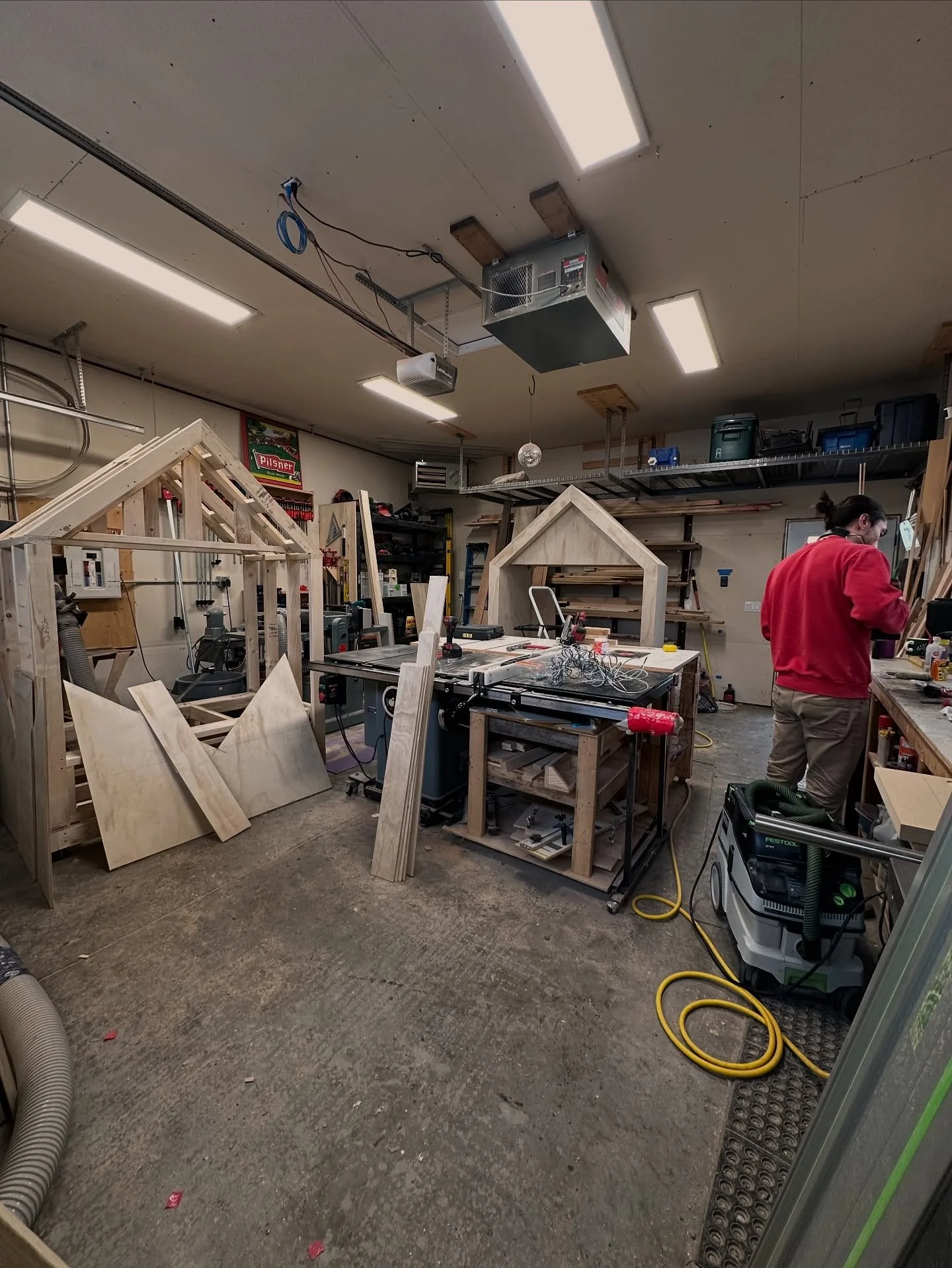 Monday state of the shop: disaster zone 🙅
Trying to do a little clean up today before we get to work ✨ It&rsquo;s so easy for the tools to get misplaced, the sawdust to pile up, and for you to lose your sanity when you are busy little bees like us. 