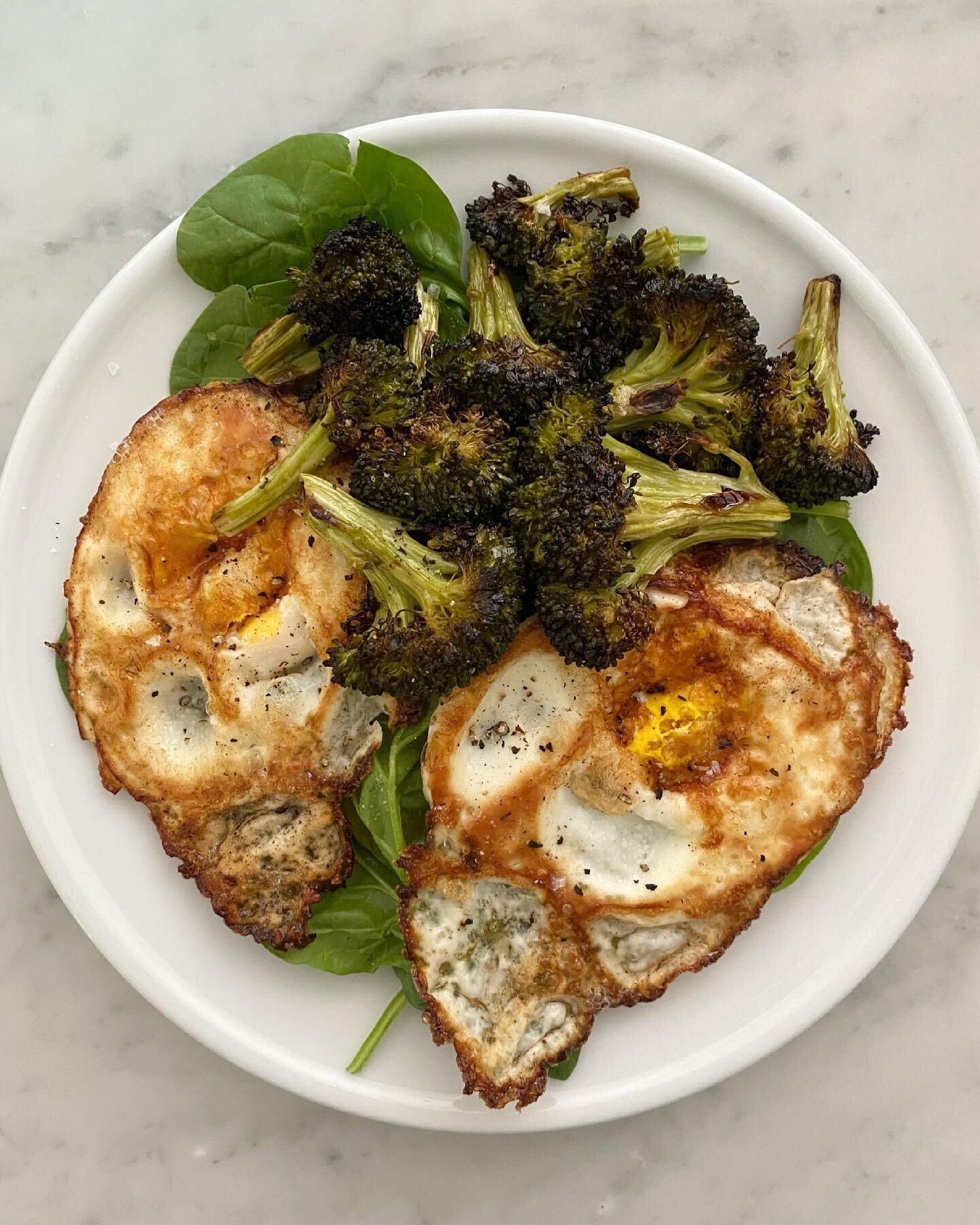 Breaking a 16 hr fast with organic baby spinach, last night&rsquo;s roasted organic broccoli and @vitalfarms pasture-raised eggs. 
✅ high quality protein 
✅ high quality fiber
✅ high quality fat

#makeeverymealcount #eatwholefoods #foodismedicine