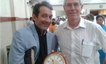 Ps Kevin presenting Ps Esteves with a commemorative clock for the opening.