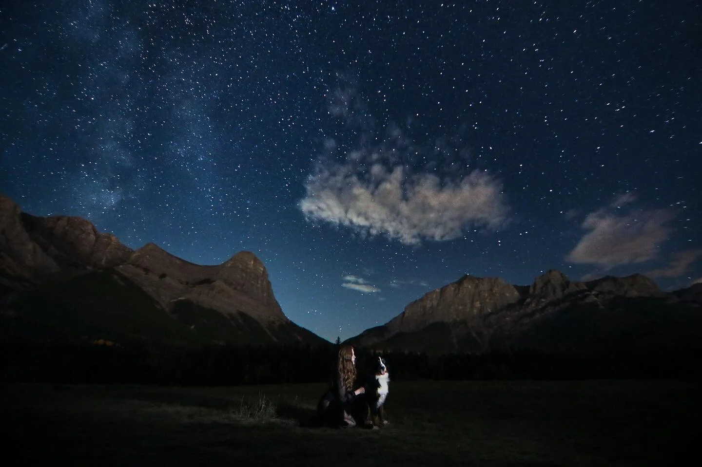 Just a girl and her pup. 
.
.
Thanks for hanging out w me this beautiful Autumnal Equinox @m.apricity and making the trek from Hinton.
.
.
Equinox Nicturna Session.
Night photoshoot. 
.
.
#canmore #astrophotography @astrophileblog #dogphotoshoot #moo