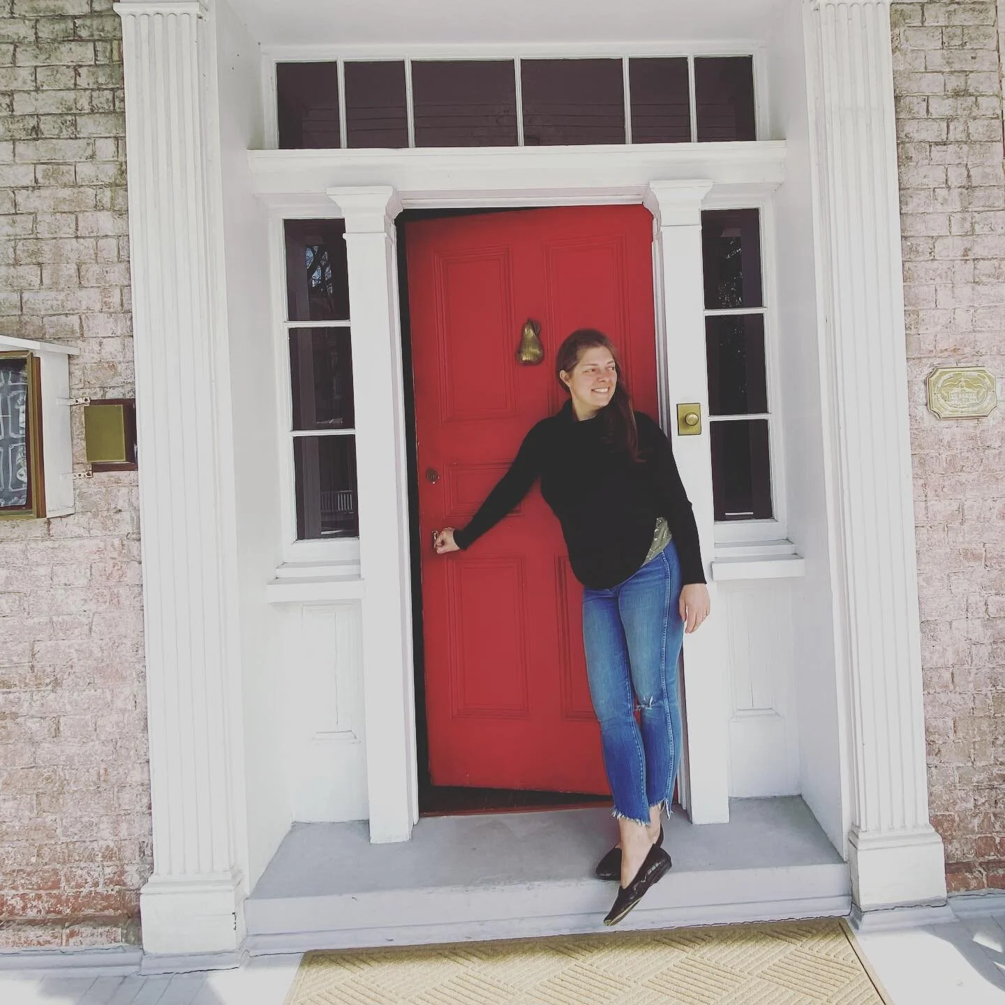Opening up this beautiful door for some of our last guests today as they come check out what we have in our #onlineauction Today 3-6pm 🍐@oakcreekestateservices Come check it out and then go sit next door @legalassets for some snacks and wine on the 