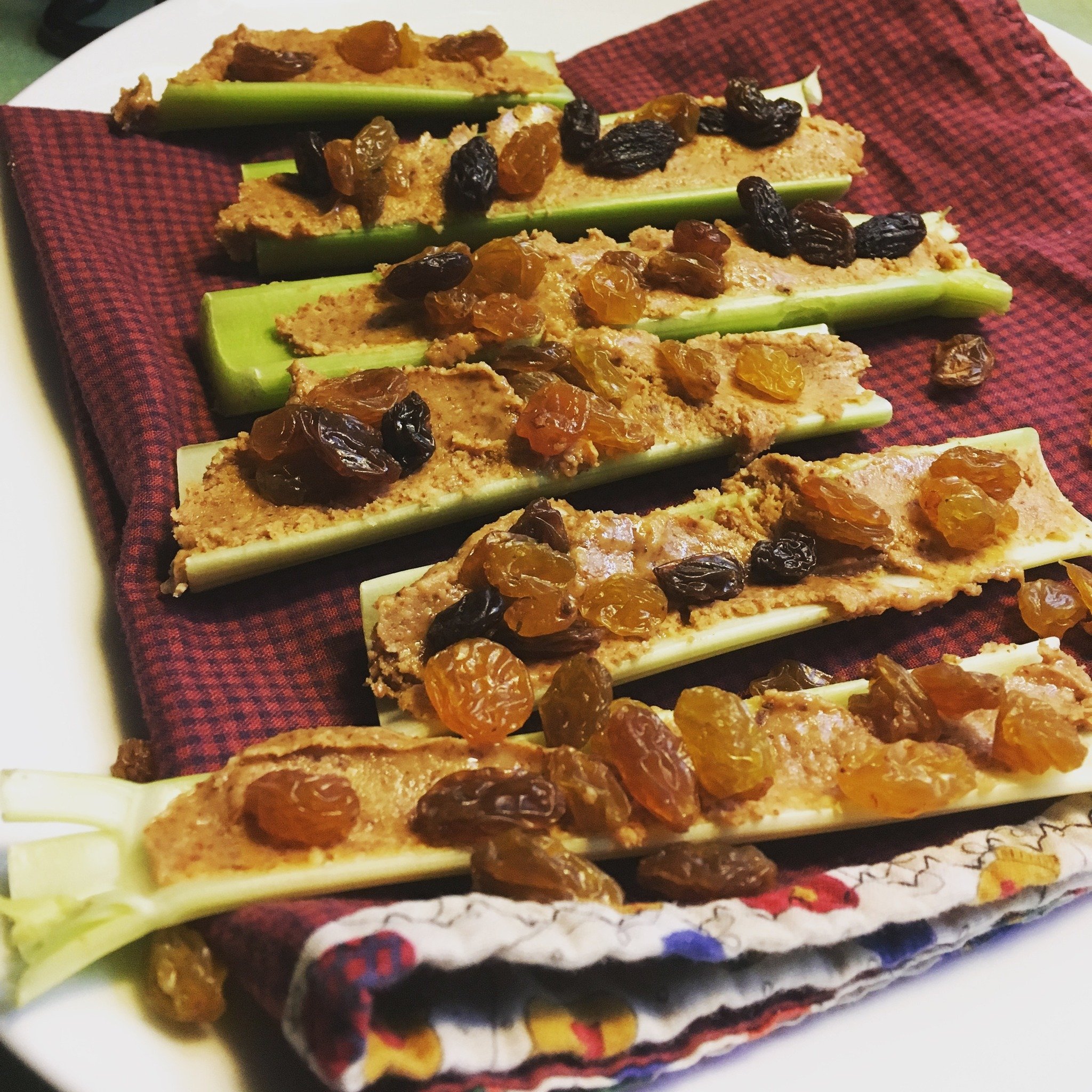 Quick easy snack, anyone?? I used to make these for my kids when they were little and now I'm making them for myself 🥹 Anyone else grow up with "ants on a log" on repeat? 🐜🐜🐜 Seriously though, this is a classic and easy "PFC" 