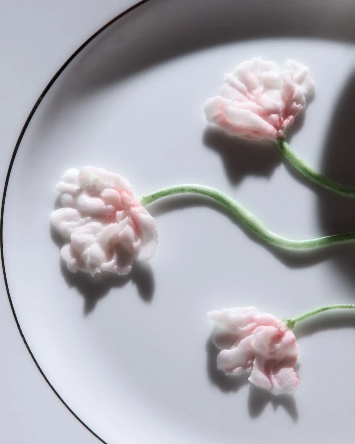 Edible couture flower detail by So BANG Paris, connecting fashion, craft and visual direction.