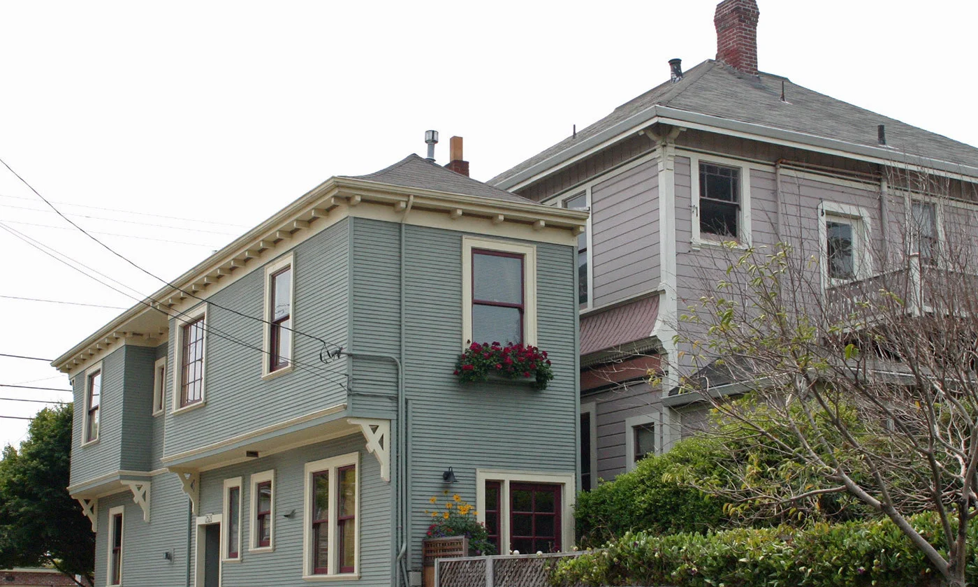 The Alameda Spite House, California (1908). Disgruntled carpenter Charles Froling constructed the house on the thin strip of land that remained after the city, helped by his neighbour, requisitioned the plot for road building. Photo by Elf/Wikimedia