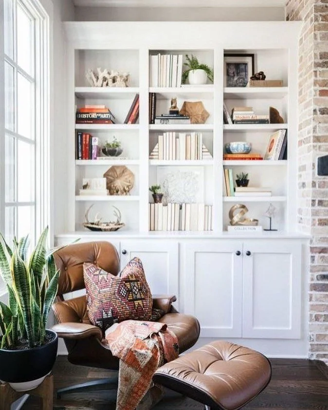 Who wouldn&rsquo;t love to snuggle up in this lounger 🌿
#homeredefined#edesign#interiordesign#homedecor#rusticdecor#farmhouse#builtins#cozy