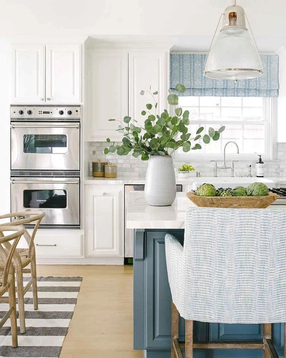 Happy Monday 💚 
#kitchendesign#kitchendesign#rusticdecor#whitecabinets#fresh#farmhouse#farmhousekitchen#homeredefined#edesignburlington#edesignoakville