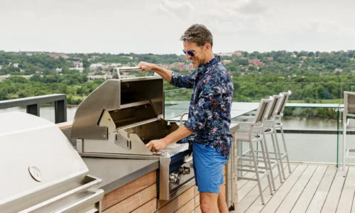 ARR_Amenities_Roof_Man_Grilling-500x300.jpg